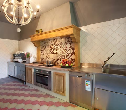 Countertop, Property, Room, Tile, Kitchen, Cabinetry, Interior Design, Furniture, Floor, Ceiling