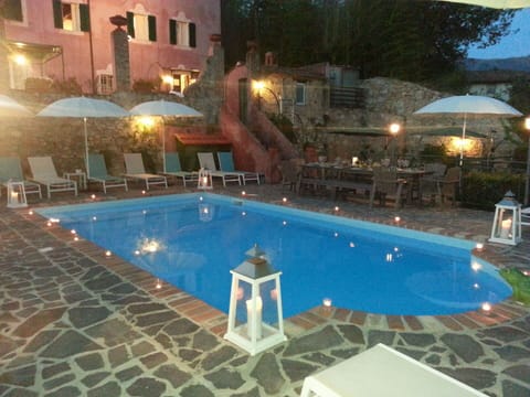 Choreography of a dinner by the pool