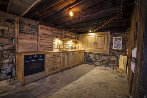 Property, Room, Building, Interior Design, House, Architecture, Furniture, Home, Beam, Ceiling