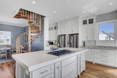 Modern and well-equipped kitchen.