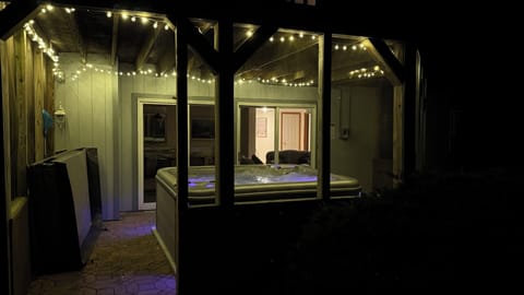 Enjoy the hot tub at night😜