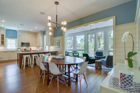 Spacious Kitchen and dining area!