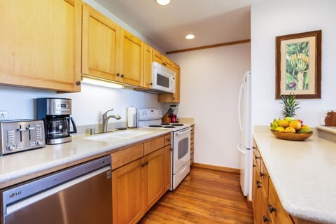 Kapaa Shore 117 Kitchen