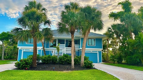 Blue Pelican - Near Beach - Pet Friendly - Sleeps 6 - 8