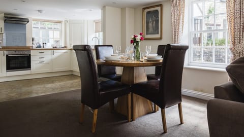 Dining Area. Queens Cottage at Sudeley Castle, Bolthole Retreats