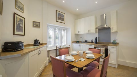 Kitchen with dining table, Castle Gatehouse at Sudeley Castle, Bolthole Retreats