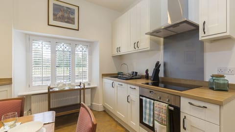 Kitchen, Castle Gatehouse at Sudeley Castle, Bolthole Retreats