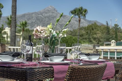 This 3 bedroom penthouse apartment in Nueva Andalucia has capacity for 6 people.
The 130m2 apartment is tastefully-furnished. This accommodation has a spacious rooftop terrace with a barbecue and lounge area with spectacular mountain views.