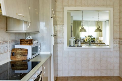 This 3 bedroom penthouse apartment in Nueva Andalucia has capacity for 6 people.
The 130m2 apartment is tastefully-furnished. This accommodation has a spacious rooftop terrace with a barbecue and lounge area with spectacular mountain views.