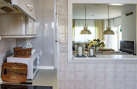 This 3 bedroom penthouse apartment in Nueva Andalucia has capacity for 6 people.
The 130m2 apartment is tastefully-furnished. This accommodation has a spacious rooftop terrace with a barbecue and lounge area with spectacular mountain views.