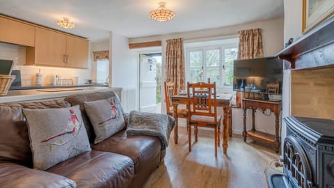 Living-Dining Room, Forsythia Cottage, Bolthole Retreats