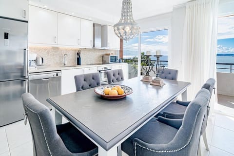 The apartment in Estepona has 3 bedrooms and has capacity for 6 people. 
The apartment is tastefully-furnished, is ample, and is 80 m². The property is located right next to the beach. It has views of waterfront and the mountain. 