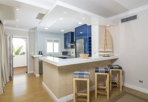 Located in Estepona, this 2-bedroom open plan beachfront apartment can accommodate 4 people.
This 80m2 charming and calm family friendly apartment is located right next to the beach making this the perfect accommodation for those looking for a beach