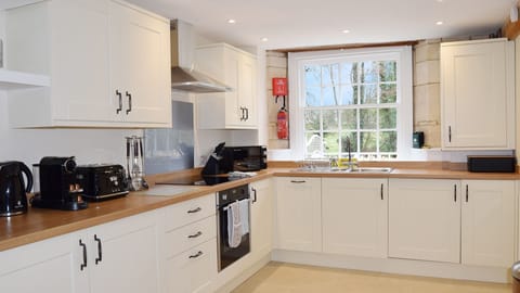 Kitchen, Lady Jane Grey Cottage at Sudeley Castle, Bolthole Retreats