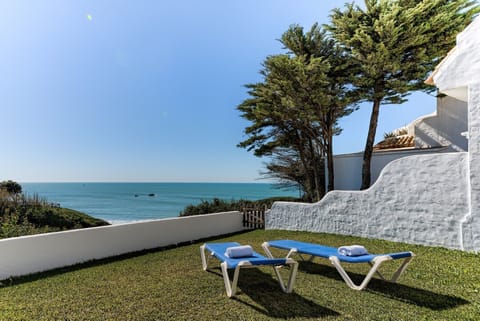 Garden with sea views of Villa Cala Encendida apartment in Villas Flamenco Beach in Conil