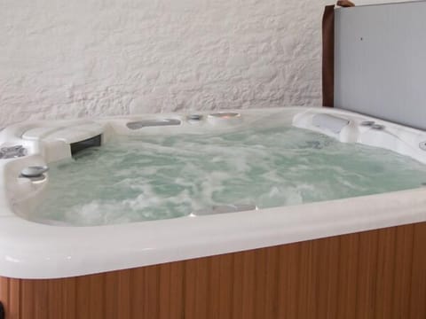 Indoor spa tub