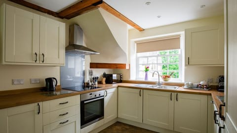 Kitchen, Prince Rupert at Sudeley Castle, Bolthole Retreats