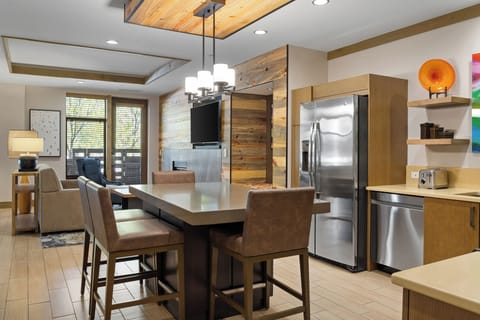 Dining-1br-avon-cw-1br-pres-ada-in-002