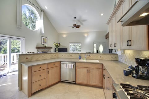 Fully equipped kitchen.