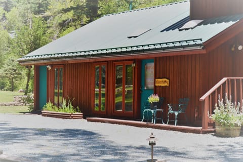 Riverfront cabin in the upper canyon of Ruidoso