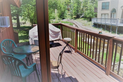 Watch deer, elk, turkeys, and wild horses from your riverside perch.