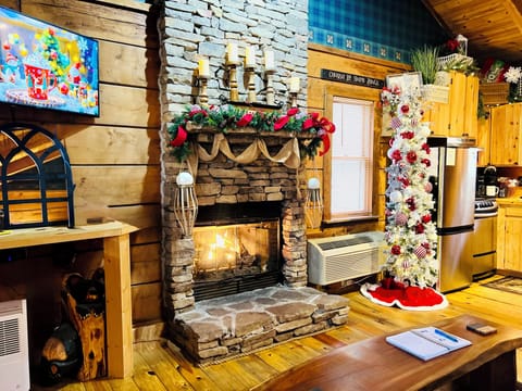 Have yourself a Smoky Mountain romantic Christmas getaway!