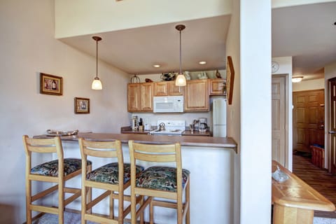 TLC-4 Kitchen Bar Area