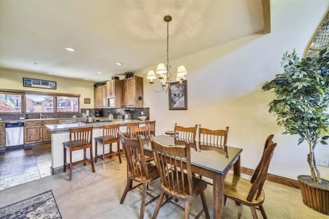 MP14C Dining Area and Kitchen Bar