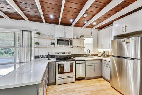 New appliances and bright light - kitchen love!