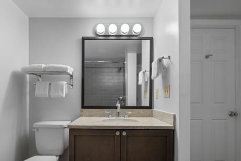 Two-Bedroom-Suite-Bathroom-2-Club-Wyndham-Newport-Onshore