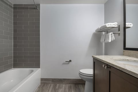 Two-Bedroom-Suite-Bathroom-1-Club-Wyndham-Newport-Onshore