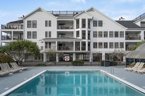 Pool-3-Club-Wyndham-Newport-Onshore