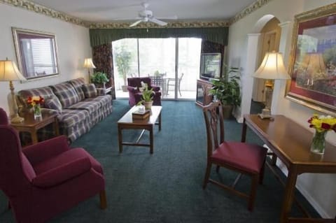 The Suites at Fall Creek-sitting-room7