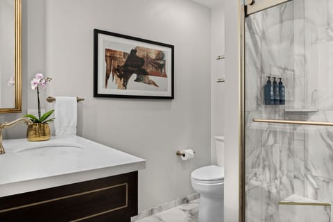 inn-at-the-opera-cw-svc-1br-symphony-in-005