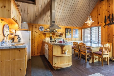 Chalet 17 kitchen dining-10
