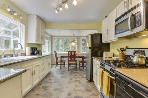 Open kitchen and dining area, so you can cook and hangout.