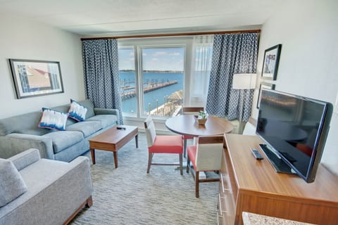 RI_InnOnHarbor_1bd_living4