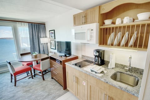 RI_InnOnHarbor_1bd_living5