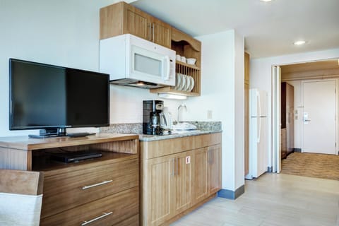 RI_InnOnHarbor_1bd_living10