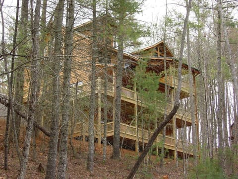 ENJOY THE QUIETNESS OF THE MOUNTAINS FROM THE DECKS OF THE BEAUTIFUL HOME