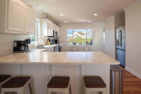 Level 2-Kitchen with Granite Counters