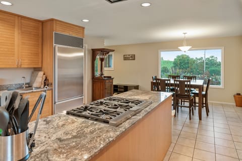 The 6-burner stovetop and separate oven means plenty of cooking space.