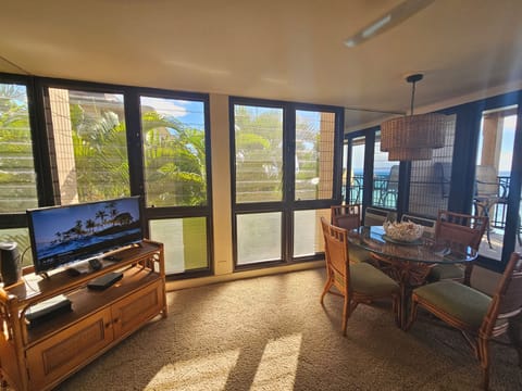 Corner unit! All one side windows!