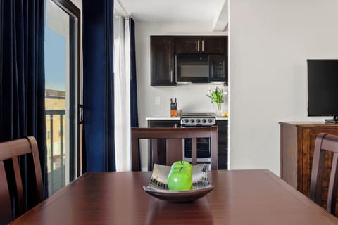 One-Bedroom-Dining-Room-Balcony-Fishermans-Wharf