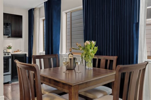 One-Bedroom-Dining-Area-Fishermans-Wharf