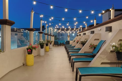 Deck-Peacock-Suites