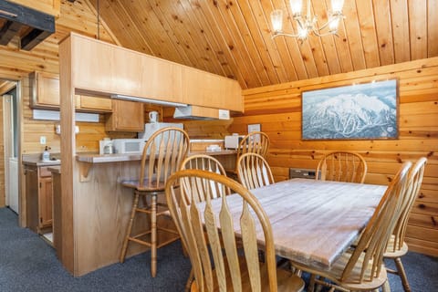 Chalet 25 kitchen dining