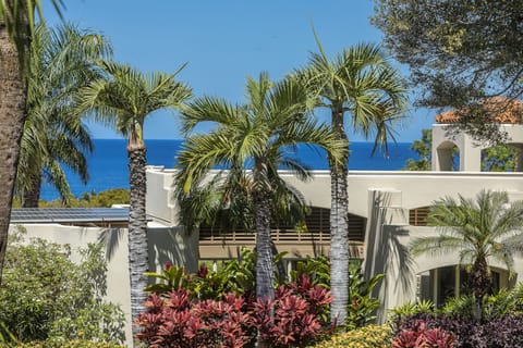 Located above the pristine shores of Keawakapu Beach