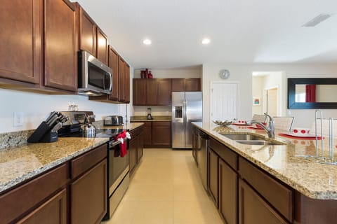 02_High_End_Kitchen_0821.jpg