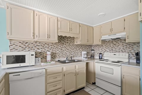 8-web-or-mls-22400-front-beach-rd-63